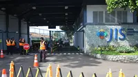 Petugas Keamanan bersiaga di gerbang Jakarta Internasional School (JIS) di Pondok Indah, Jakarta Selatan, Rabu (23/4). (ANTARA FOTO/Reno Esnir)