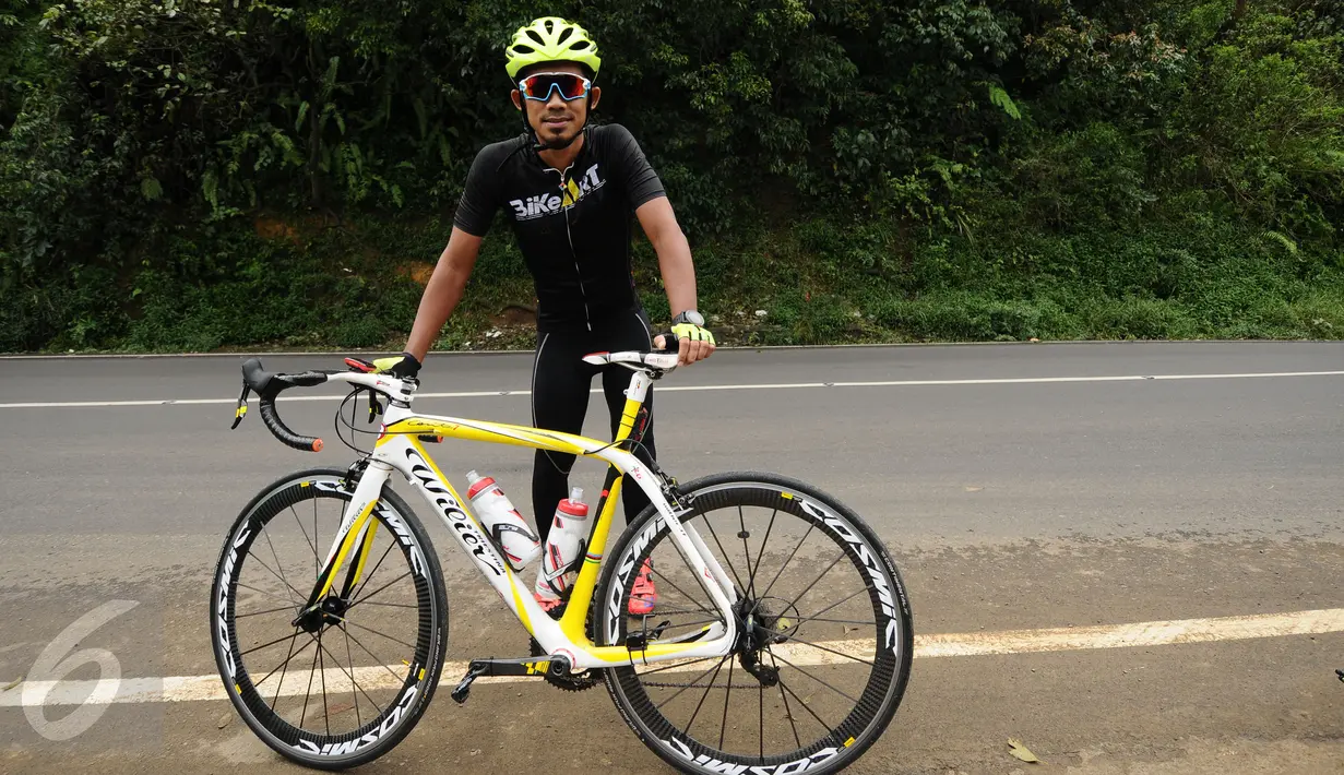 Pebalap sepeda, M Fadli berpose di sela-sela latihan di kawasan Puncak Cianjur, Bogor, Kamis (23/2). Di Asia Paracycling 2017, M Fadli akan turun di kelas C4 atau kategori cacat kaki di bawah lutut. (Liputan6.com/Helmi Fithriansyah)