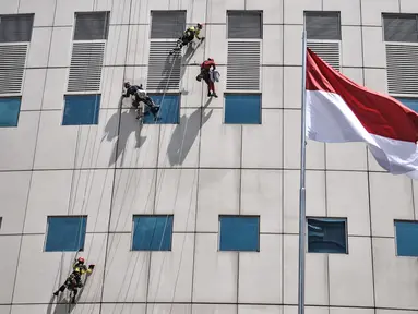 Aktivitas pekerja saat melakukan perawatan gedung perkantoran di kawasan Sudirman, Jakarta, Senin (30/11/2020). Menaker Ida Fauziyah menyatakan BSU BLT BPJS Ketenagakerjaan termin 2 tahap 6 senilai Rp1,2 juta per orang diperkirakan akan cair pekan ini. (merdeka.com/Iqbal S. Nugroho)