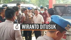 Kapolsek Menes Kompol Daryanto turut menjadi korban penyerangan dan mengalami luka di bagian punggung.