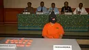 Mohd Husaini Jaslee berserta barang bukti diperlihatkan saat konferensi pers menyusul penahanannya di kantor pabean di Bandara Ngurah Rai, Denpasar (4/10). Jaslee ditangkap setelah membawah pil ekstasi di dalam tas laptopnya. (AFP Photo/Sonny Tumbelaka)
