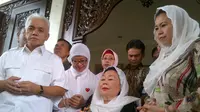 Ditemani Istri, Hatta Sambangi Kediaman Gus Dur