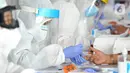 Petugas medis memeriksa warga saat rapid test oleh BIN di Lapangan Kantor Kecamatan Pamulang, Tangerang Selatan, Banten, Kamis (2/7/2020). BIN menggelar rapid test gratis terhadap 800 warga Pamulang untuk memutus mata rantai penyebaran virus corona COVID-19. (merdeka.com/Arie Basuki)