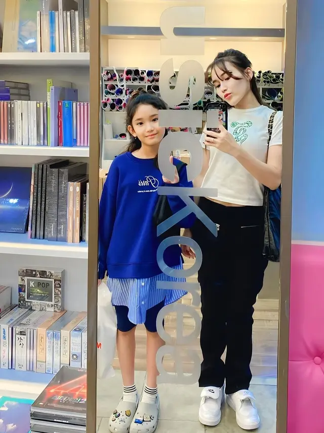 Ayu Ting Ting mengajak sang putri liburan ke Korea