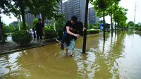 Cewek Gendong Pacar Saat Banjir, Alasannya Bikin Gemes