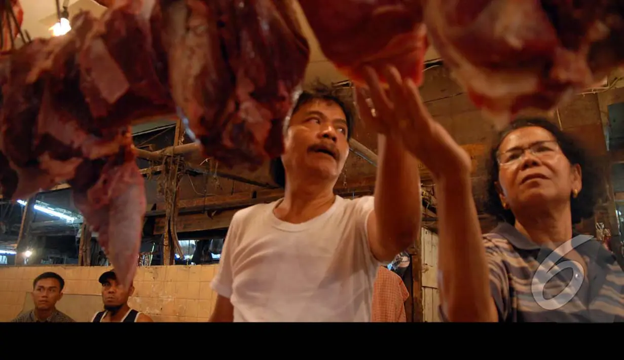 Menurut para pedagang yang menyebabkan daging sapi terus mengalami kenaikan harga karena stok daging sapinya terbatas, Pasar Minggu, Jakarta, Kamis (24/7/2014) (Liputan6.com/Miftahul Hayat)