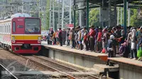 Kereta Comuter Line tiba di Stasiun Manggarai, Jakarta, Selasa (28/3). Stasiun Manggarai dipadati penumpang yang hendak berlibur pada Hari Raya Nyepi Tahun Baru Saka 1939. Jumlah kenaikan penumpang hingga 70 % dari hari biasa. (Liputan6.com/Faizal Fanani)