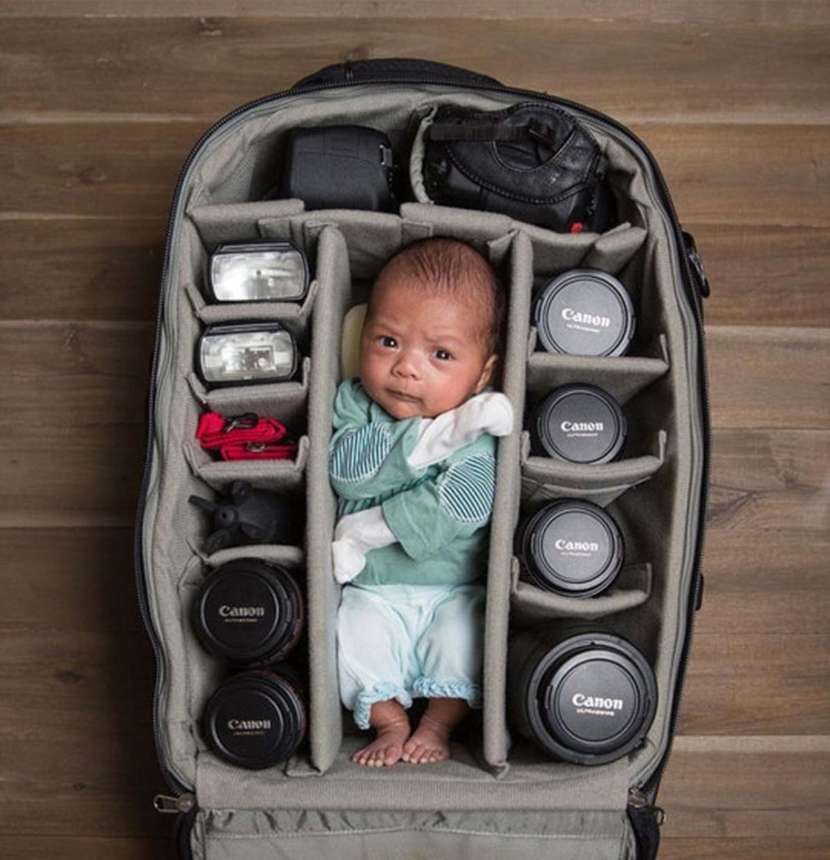 Kelakuan unik para fotografer tidurkan bayi di tas kamera