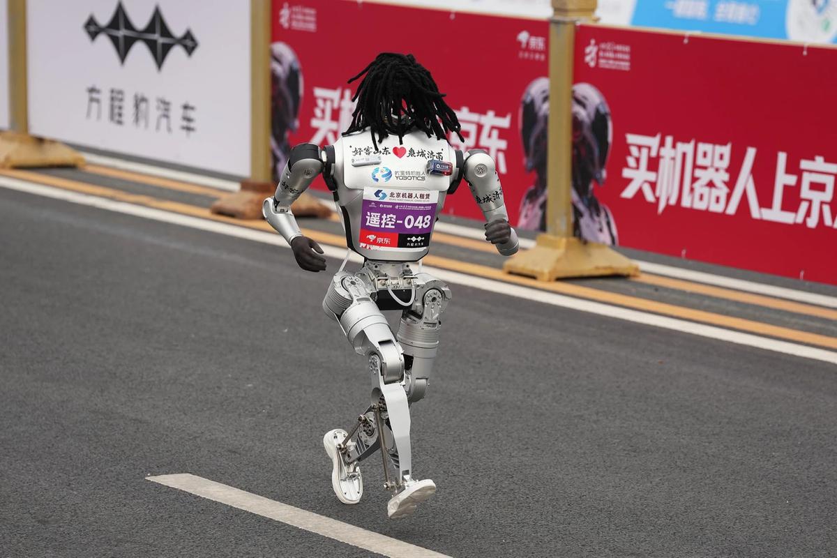 FOTO: Robot Humanoid Unjuk Kecepatan di Ajang Lari Marathon Beijing
