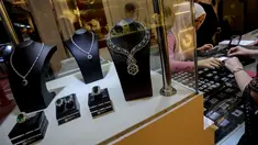 Pengunjung sedang mengamati perhiasan di salah satu stand pameran perhiasan "Jakarta International Jewellery Fair 2015" di JCC, Jakarta, Kamis (7/5). Pameran perhiasan terbesar tersebut berlangsung hingga 10 Mei mendatang. (Liputan6.com/Faizal Fanani)