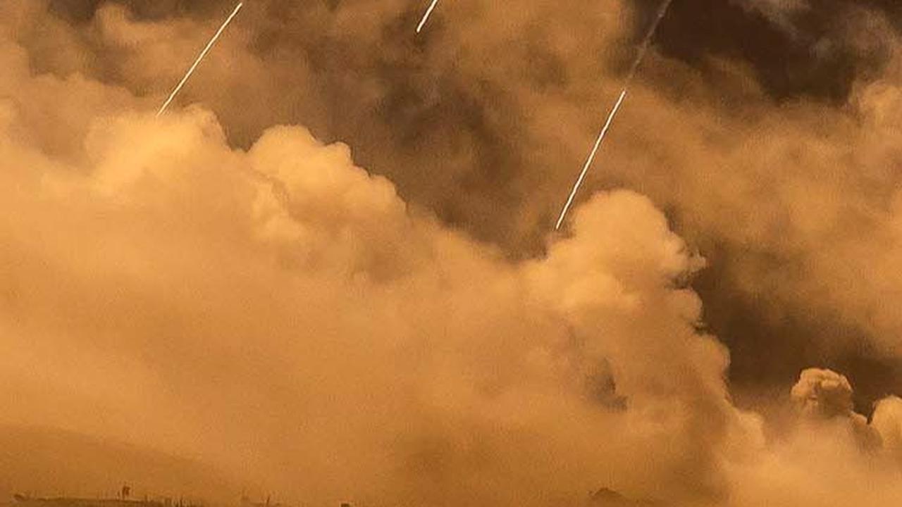 Kilatan cahaya suar itu juga disusul puluhan rudal yang ditembakkan oleh pesawat tempur Israel. (Fadel Senna/AFP)