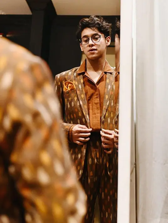 Setelan dengan gaya serasi bisa membuat kamu tampil kian stylish. Seperti blazer dan celana motif Ikat yang dikenaka Ardhito Pramono. (Foto: Instagram/ Ardhito Pramono)