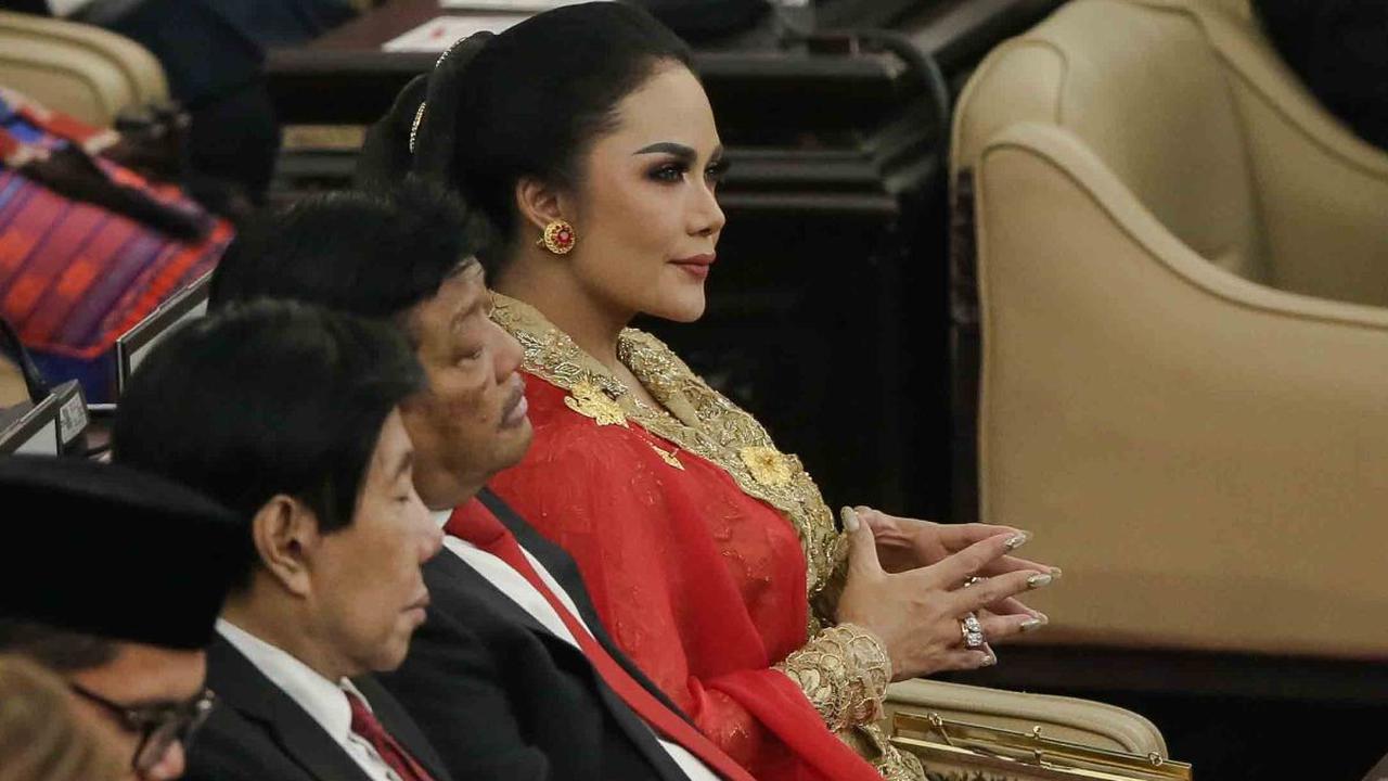 Kemudian kehadiran Krisdayanti sebagai anggota DPR dalam rapat tersebut juga disorot kecantikannya karena mengenakan kebaya.