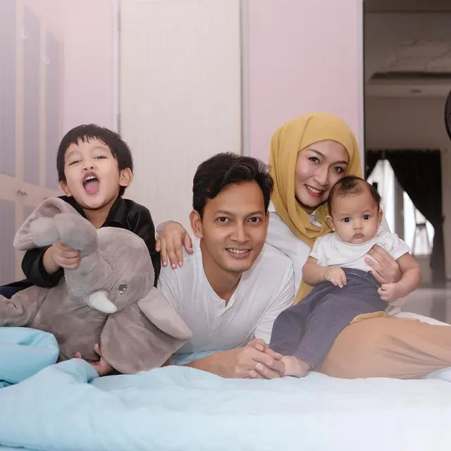 Istri Hamil Anak Ketiga, Ini 7 Momen Fedi Nuril dan Vanny Widyasasti Asuh Buah Hati