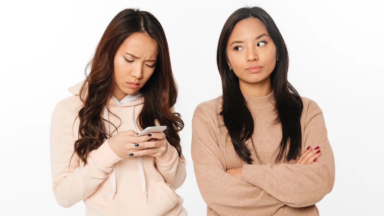 Hati-Hati, Ini 5 Tanda Kamu Dikelilingi Fake Friends yang Pandai Bersandiwara - Cover