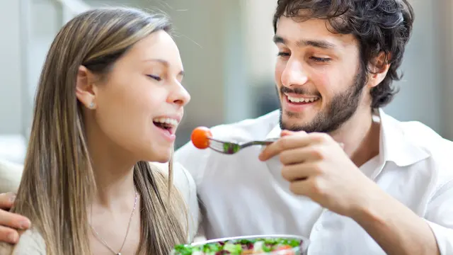 Menu Sehat untuk Kencan Anda dan Pasangan di Hari Valentine (Minerva Studio/Shutterstock)