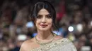 Aktris India Priyanka Chopra berpose saat menghadiri Festival Film Internasional Marrakech ke-18 di Jemaa El Fnaa, Marrakech (5/12/2019). Priyanka Chopra tampil cantik memesona mengenakan busana sari emas dan brokat perak denga dengan kalung emas di lehernya. (AFP/Fadel Senna)