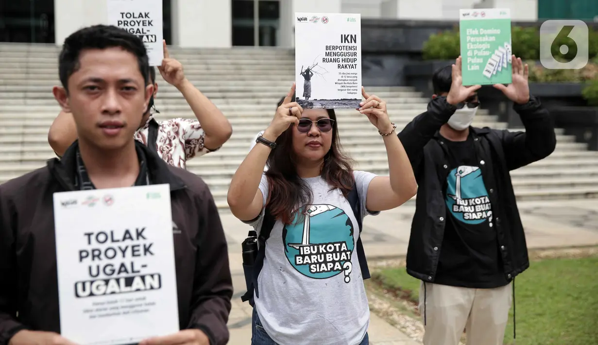 Aliansi Rakyat Gugat Pemindahan Ibu Kota Negara melakukan aksi usai mengajukan berkas uji materi UU IKN di depan Gedung Mahkamah Konstitusi, Jakarta, Jumat (1/4/2022). Pemindahan ibu kota dianggap tak sensitif karena dilakukan saat ekonomi baru mulai pulih karena pandemi.(Liputan6.com/Faizal Fanani)