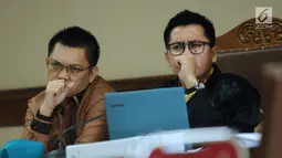 Tersangka dugaan suap terhadap Ketua Pengadilan Tinggi Manado Sudiwardono, Aditya Anugrah Moha (kiri) saat sidang lanjutan di Pengadilan Tipikor, Jakarta, Rabu (7/3). Sidang mendengar keterangan saksi. (Liputan6.com/Helmi Fithriansyah)