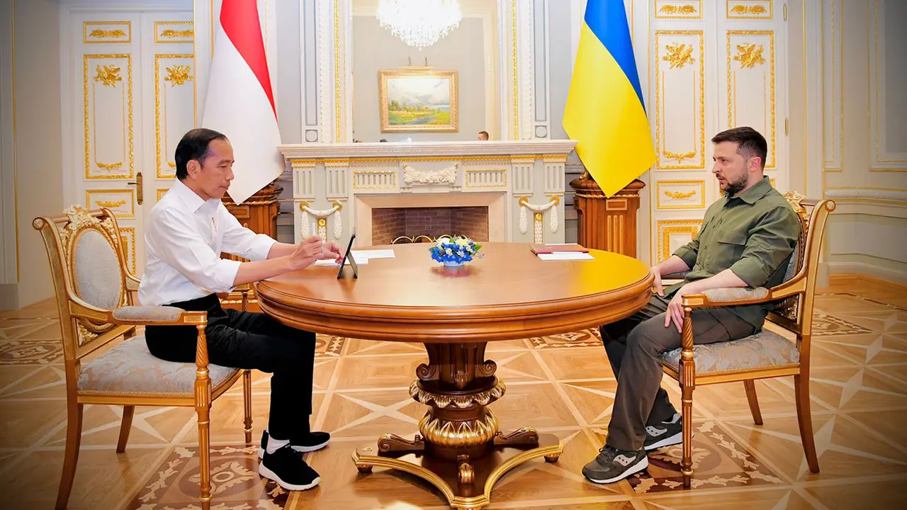 FOTO: Presiden Jokowi Disambut Presiden Zelenskyy di Istana Maryinsky
