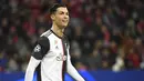 1. Cristiano Ronaldo (447,9 juta followers) - Cristiano Ronaldo menjadi bintang di lapangan dan di media sosial. Pemain asal Portugal ini paling disukai di Facebook, banyak diikuti di Instagram, dan orang yang paling banyak diikuti kelima di Twitter. (AFP/Ina Fassbender)