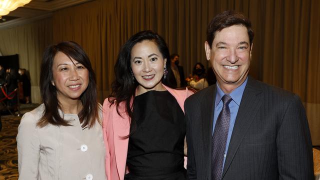 Angela Chao (tengah) bersama Dewan Pengawas AFI Sandra Chen Lau dan Jim Breyer menghadiri Makan Siang AFI Awards di Beverly Wilshire, A Four Seasons Hotel pada 11 Maret 2022 di Beverly Hills, California.