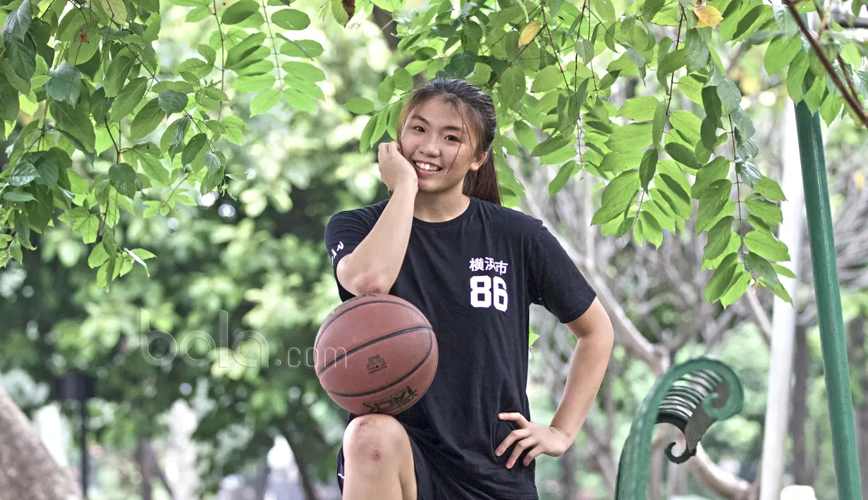 Michelle Kurniawan, saat ini masih duduk di bangku sekolah menengah atas tepatnya di Chis International School.  (Bola.com/Nicklas Hanoatubun)