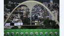 Para atlet panahan mengecek hasil bidikan dalam tes even Olimpiade 2016 di Sambadrome, Rio de Janeiro, Brazil, (15/9/2015). (Reuters/Ricardo Moraes)