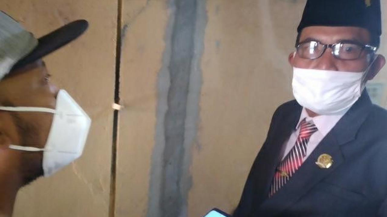 Ketua DPRD Blora, HM Dasum ketika diwawancarai awak media. (Liputan6.com/Ahmad Adirin)