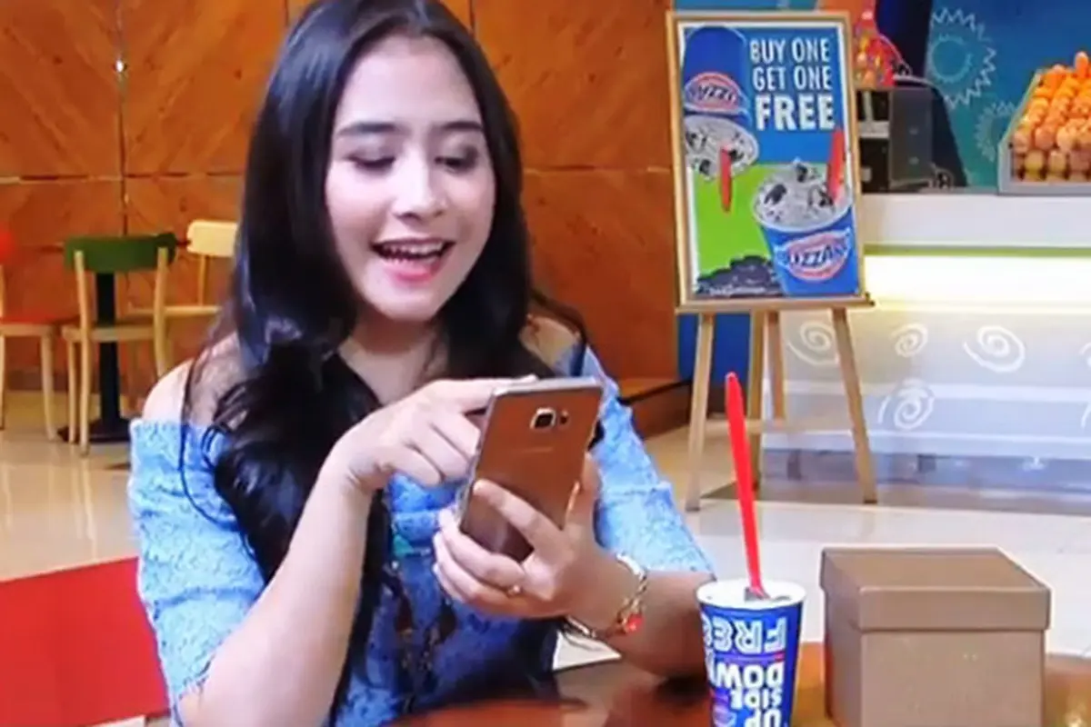 Mmm... Enaknya Makan Es Krim Unik Bareng Prilly Latuconsina