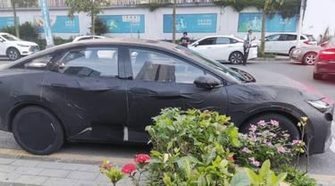 Toyota Tepergok Tengah Melakukan Uji Coba Sedan Listrik bZ5 di Cina