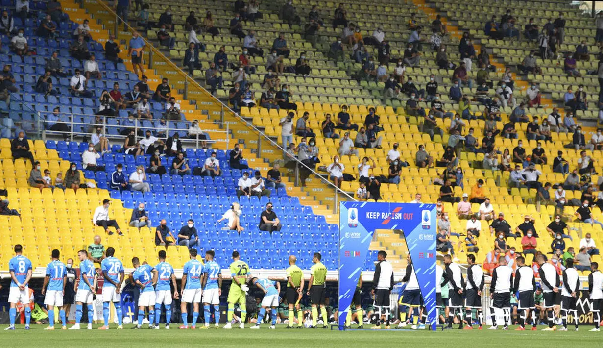 Penonton saat menyaksikan pertandingan antara Parma melawan Napoli dii Stadion Ennio Tardini pada laga Serie A, Minggu (20/9/2020). Sejumlah liga di Eropa telah mengijinkan fans menonton langsung pertandingan di stadion. (Massimo Paolone/LaPresse via AP)