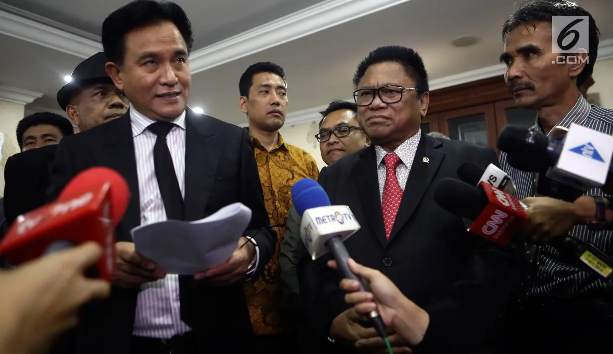 Ketua DPD Oesman Sapta Odang dan Yusril Ihza Mahendra memberi keterangan saat pertemuan di Gedung Nusantara III, Jakarta, Selasa (26/7). Yusril menyatakan anggota DPD yang juga fungsionaris partai tetap bisa mencalonkan diri. (Liputan6.com/Johan Tallo)