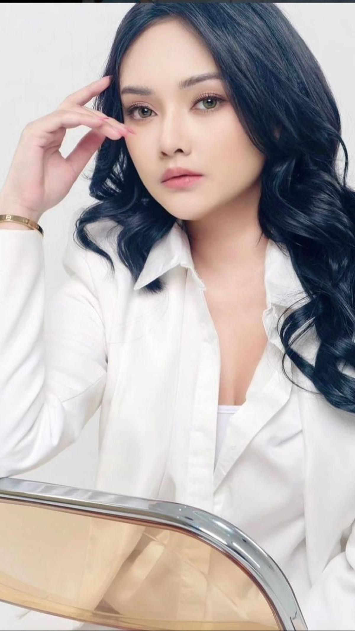 Suci juga pernah menjadi presenter program televisi. Selain itu ia juga menjadi model video klip Rurin Nirmala.