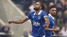 Pemain Everton, Calvert-Lewin, melakukan selebrasi setelah mencetak gol ke gawang Newcastle United, Dan Burn, pada laga pekan ke-31 Liga Inggris di St. James' Park, Rabu (3/4/2024). Kedua tim bermain imbang 1-1. (Owen Humphreys/PA via AP)