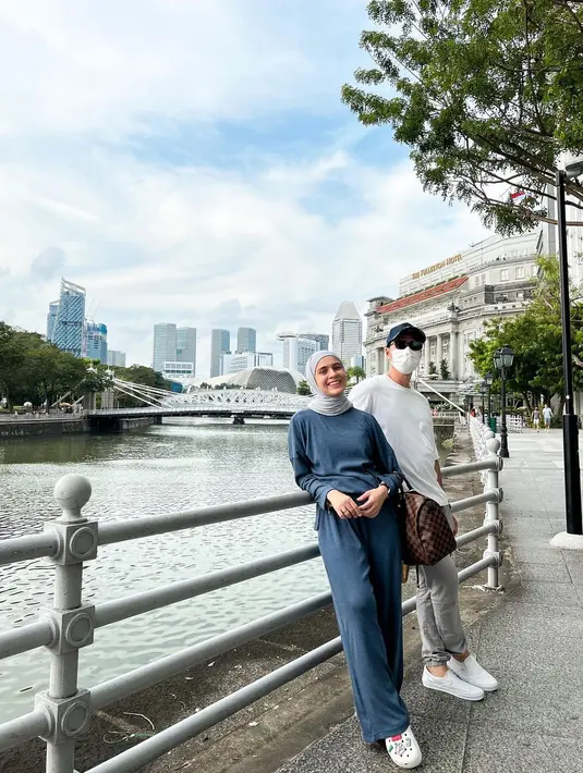 Gaya sporty chic Nycta Gina bisa diaplikasikan dengan pemilihan set pakaian dengan warna terkoordinasi. Seperti warna navy atau denim yang dipadukan dengan hijab abu-abu. (Foto: Instagram @missnyctagina)