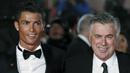 Bintang Real Madrid, Cristiano Ronaldo foto bersama mantan pelatihnya di Los Galacticos, Carlo Ancelotti pada pemutaran perdana film "Ronaldo" di Leicester Square, Inggris, Senin (9/11/2015). (Reuters/Stefan Wermuth)