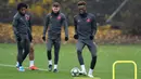 Pemain Chelsea Willian (kiri), Cesar Azpilicueta (tengah), dan Tammy Abraham (kanan) berlatih bersama jelang menghadapi Valencia pada penyisihan Grup H Liga Champions di Cobham Training Centre, Stoke D'Abernon, Inggris, Selasa (26/11/2019). (Glyn KIRK/AFP)