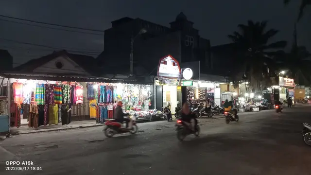 Foto malam dengan Oppo A16k (Liputan6.com/Giovani Dio Prasasti)