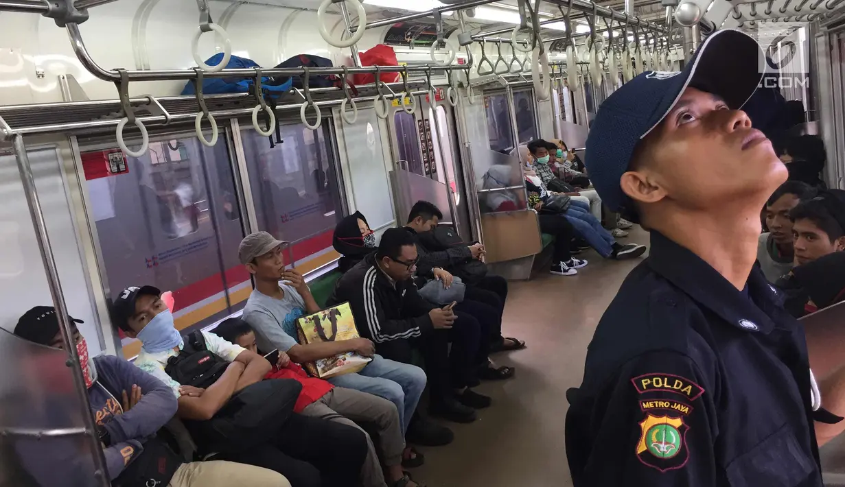 Penumpang memadati gerbong KRL Commuter Line di Jakarta, Sabtu (27/1). PT Kereta Commuter Indonesia, operator KRL Commuter Line menargetkan mengangkut 320,03 juta penumpang atau naik 9,5 persen. (Liputan6.com/Immanuel Antonius)