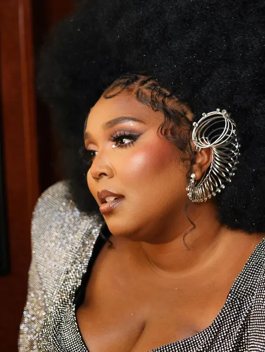 Lizzo memilih ear cuff model ulir dalam material logam dan kristal yang menyempurnakan look glam sophisticated-nya (Foto: Instagram @lizzobeeating)