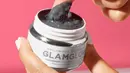 GLAMGLOW Supermud Clearing Treatment memiliki kombinasi asam glikolat, asam salisilat, dan asam laktat yang terbaik untuk perawatan kulit kombinasi. Tidak hanya membersihkan pori-pori, tapi juga mengatur produksi minyak dan menenangkan kulit sensitif. Foto: Instagram.