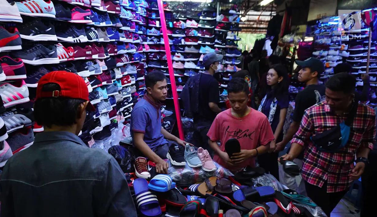 Pengunjung memilih sepatu yang dijual di pusat perbelanjaan, Jakarta, Selasa (3/7). Asosiasi Persepatuan Indonesia (Asprisindo) meyakini pertumbuhan industri alas kaki pada tahun ini sebesar 3,5%. (Liputan6.com/Angga Yuniar)