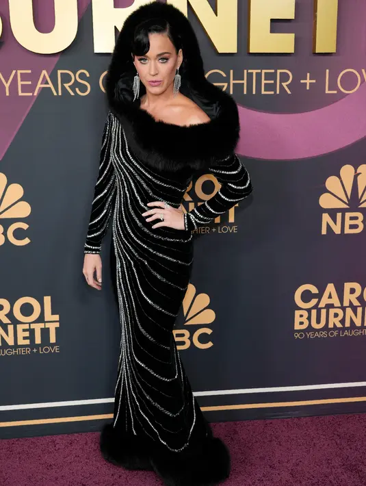 Katy Perry tiba untuk rekaman acara khusus televisi NBC "Carol Burnett: 90 Years of Laughter and Love" di Avalon Hollywood, Los Angeles, Amerika Serikat, 2 Maret 2023. Penyanyi berusia 38 tahun ini melengkapi pakaiannya yang menakjubkan dengan sepasang anting rumbai berlian imitasi berkilau. (AP Photo/Chris Pizzello)