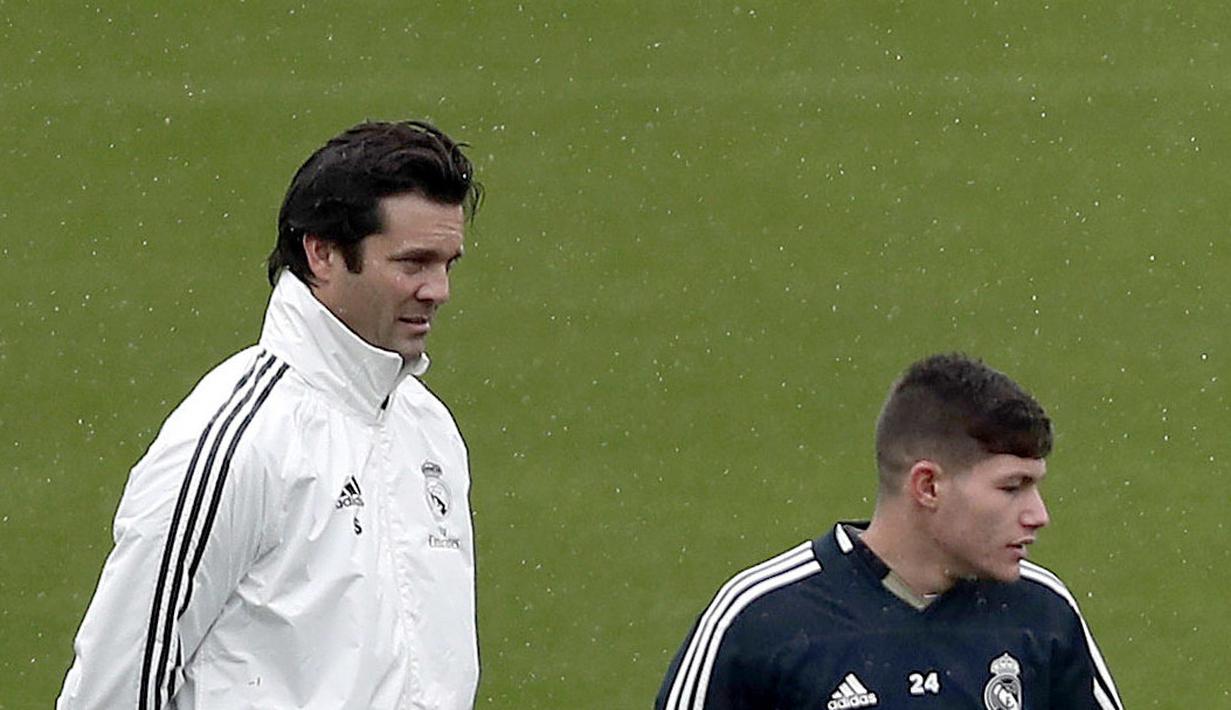 Pelatih anyar Real Madrid, Santiago Solari, memimpin sesi latihan di Valdebebas, Madrid, Selasa (30/10/2018). Santiago Solari menjadi pelatih Real Madrid menggantikan Julen Lopetegui yang dipecat. (AP/Manu Fernandez)