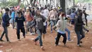 Sejumlah pengunjuk rasa melemparkan batu di Jalan MH Thamrin, Jakarta, Selas (13/10/2020). Massa pengunjuk rasa yang menolak Omnibus Law akhirnya dibubarkan dengan tembakan gas air mata. (merdeka.com/Arie Basuki)