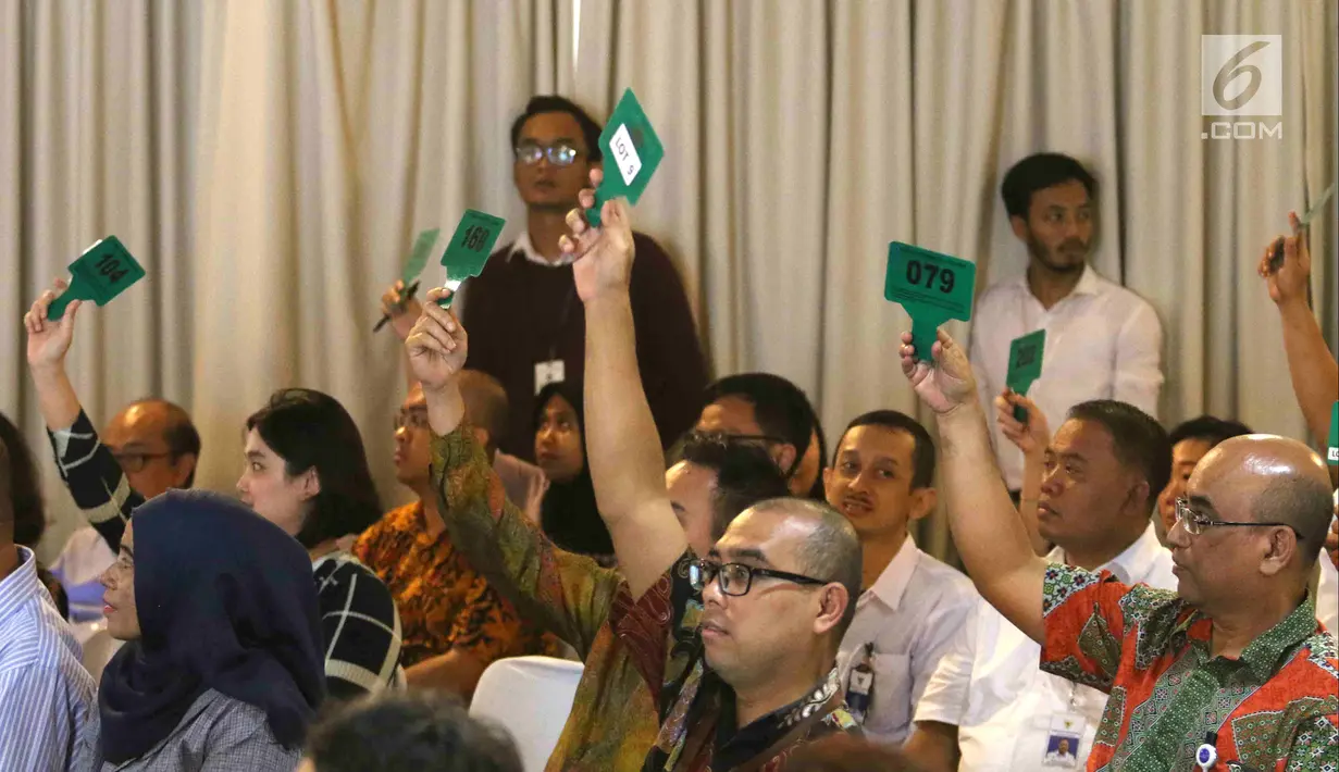 Antusiasme para peserta dalam 110 Tahun Lelang Indonesia di Galeri Nasional, Jakarta, Rabu (28/2). Lelang ini bisa diikuti dengan dua cara, secara kehadiran (konvensional) dan tanpa kehadiran atau secara online (e-Auction). (Liputan6.com/Angga Yuniar)