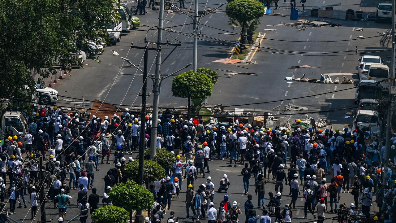 Puluhan Pengunjuk Rasa Tewas dalam Bentrokan di Myanmar