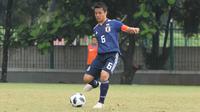 Kapten Timnas Jepang U-19, Riku Tanaka bersiap mengumpan bola saat melawan Cilegon fc di Lapangan ABC, GBK, Jakarta, Kamis (22/3/2018). Timnas Jepang U-19 menang 5-0 atas Cilegon FC. (Bola.com/Asprilla Dwi Adha)