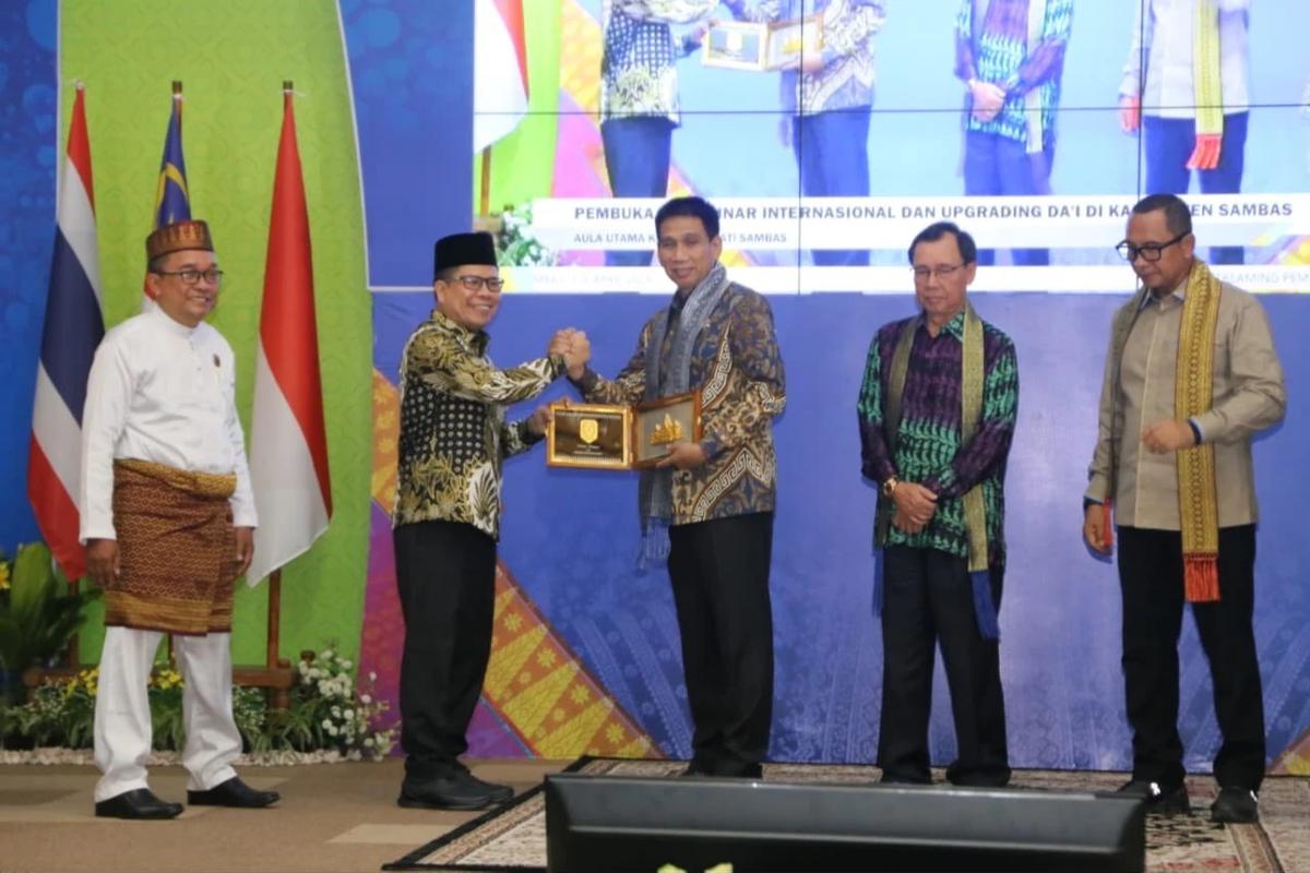Wamendagri Akhmad Wiyagus saat membuka Seminar Internasional dan Upgrading Dai